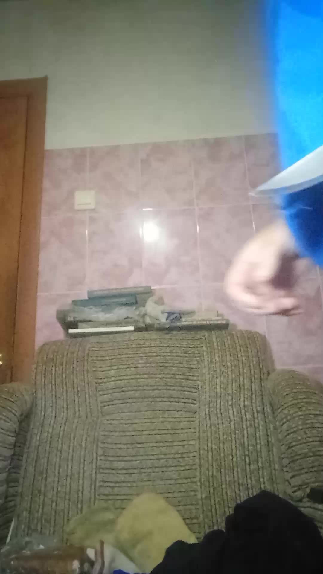 Александр Инюточкин кушает яблоки