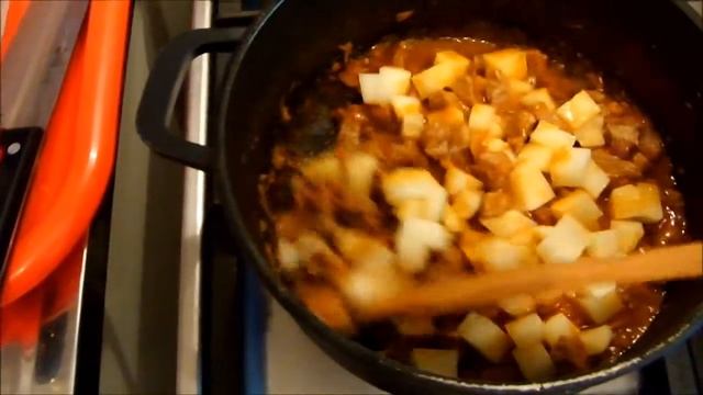 Мясо с фасолью тушеное