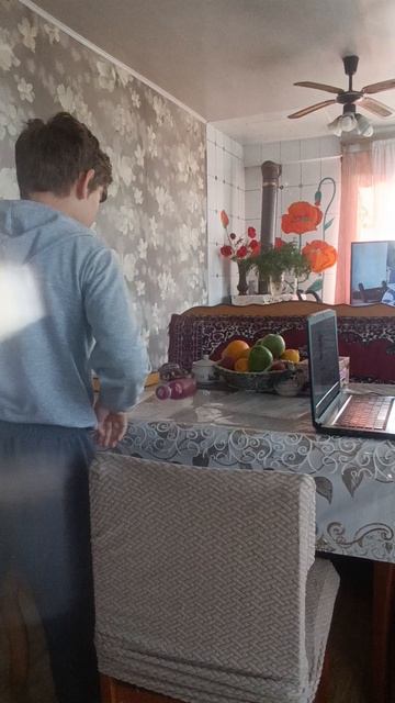 поставил на крышку