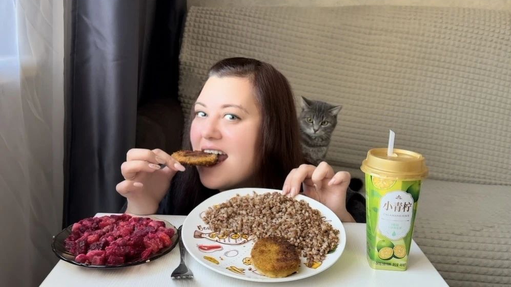 МУКБАНГ ГРЕЧКАКУРИННЫЕ КОТЛЕТЫВИНЕГРЕТБОЛТАЛКАХЕЙТЕРЫ