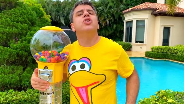 Настя и Стейси обменивают свои игрушки на конфеты