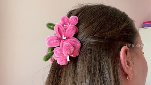 Цветы из синельной проволоки. Заколка своими руками