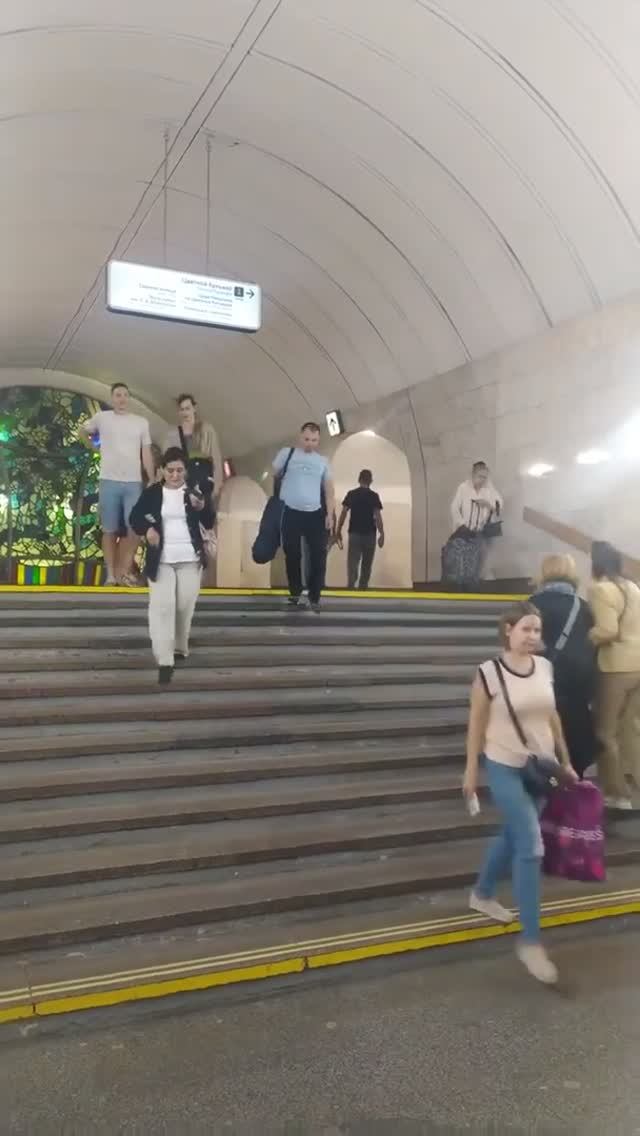 Станция метро Цветной бульвар интерьер пассажиры поезд Москва Фрагмент 3