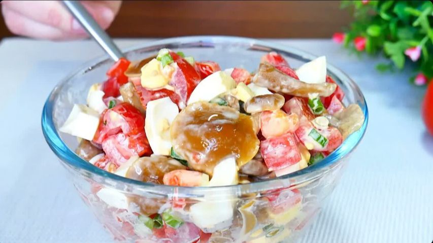 Вкусно полезно легко! Быстрый салат с помидорами и грибами