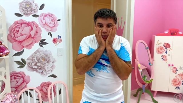 Настя и папа украшают новую розовую комнату
