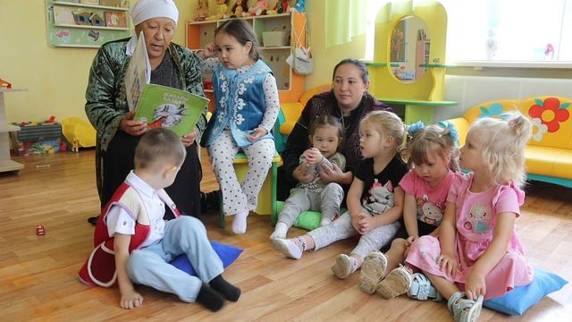 Даукеева Кулямай Мапашевна читает сказку Даукееву Ерлану