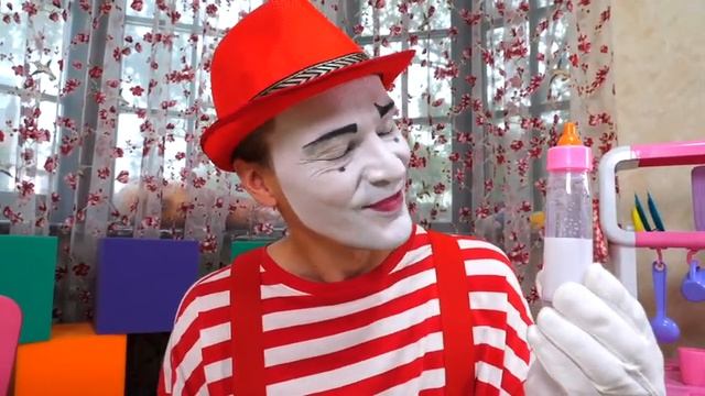 Куклы пупсики - Кормим Беби Бон - Смешное видео. Как различать близнецов? Как мама Беби Бон