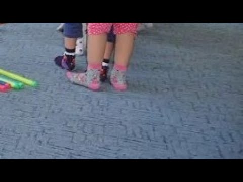 Ходить по ковру.