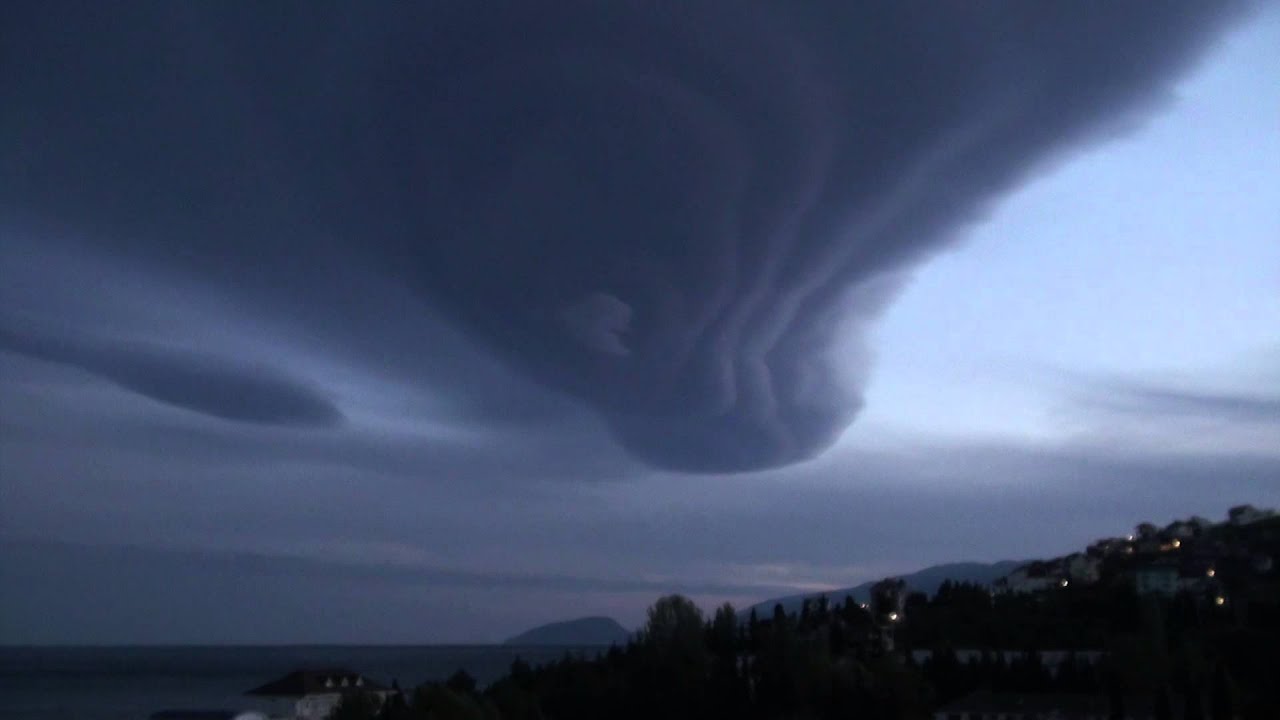Лентикулярные (линзовидные) облака 15 мая 2015 г. Алушта.
