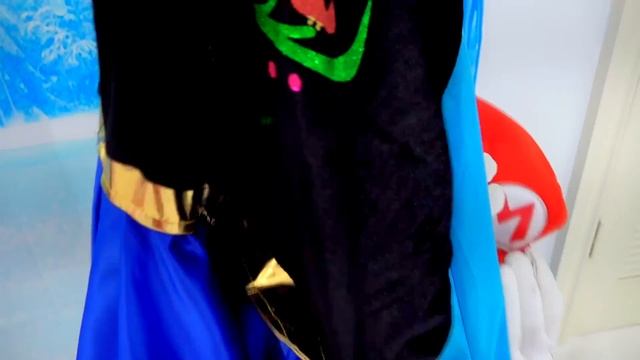 Настя показывает папе фокусы