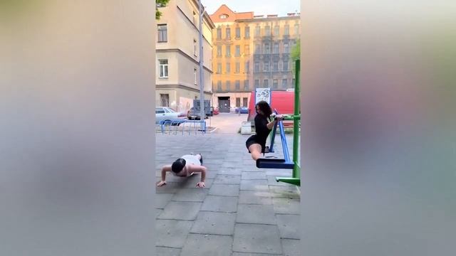 КАК ОТВЛЕЧЬ ЕЕ ВНИМАНИЕ