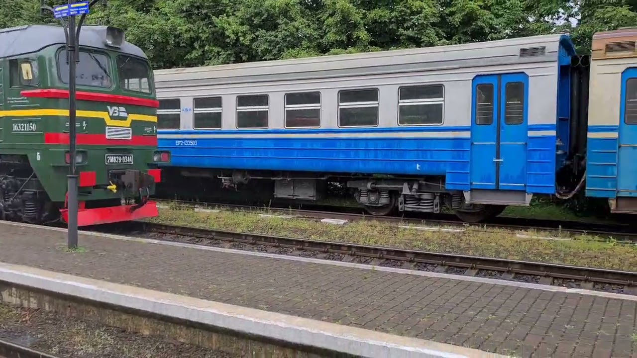 ТЕПЛОВОЗ 2М62У-0344 С ПРИВЕТЛИВОЙ ЛОКОМОТИВНОЙ БРИГАДОЙ ТИФОН ГУДОК ГРОМКИЙ ДИЗЕЛЬ-ПОЕЗД Д1-8011
