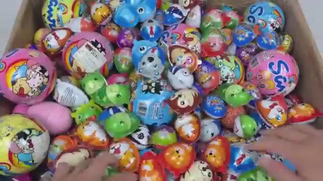 Распаковываем кучу киндер сюрпризов, сюрприз‑шаров, загадочных наборов и не только приятное на вид в