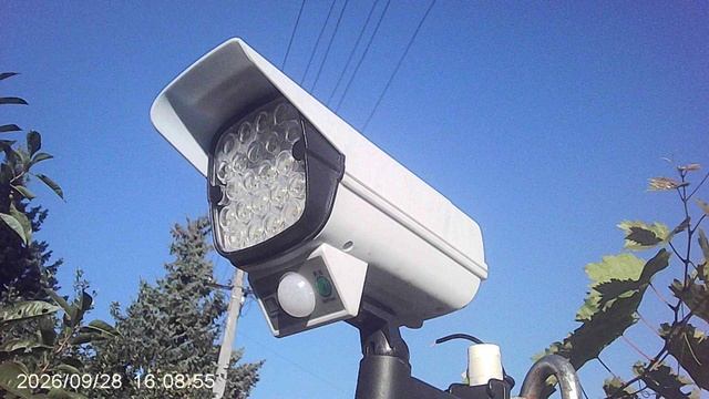Обзор отремонтированного наружного светильника SOLAR во дворе - днём на зарядке