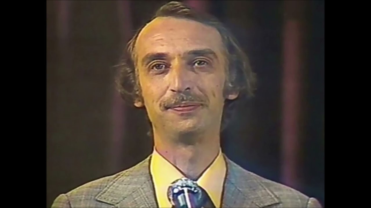 А.ИВАНОВ-СМЕХ В ЗАЛЕ