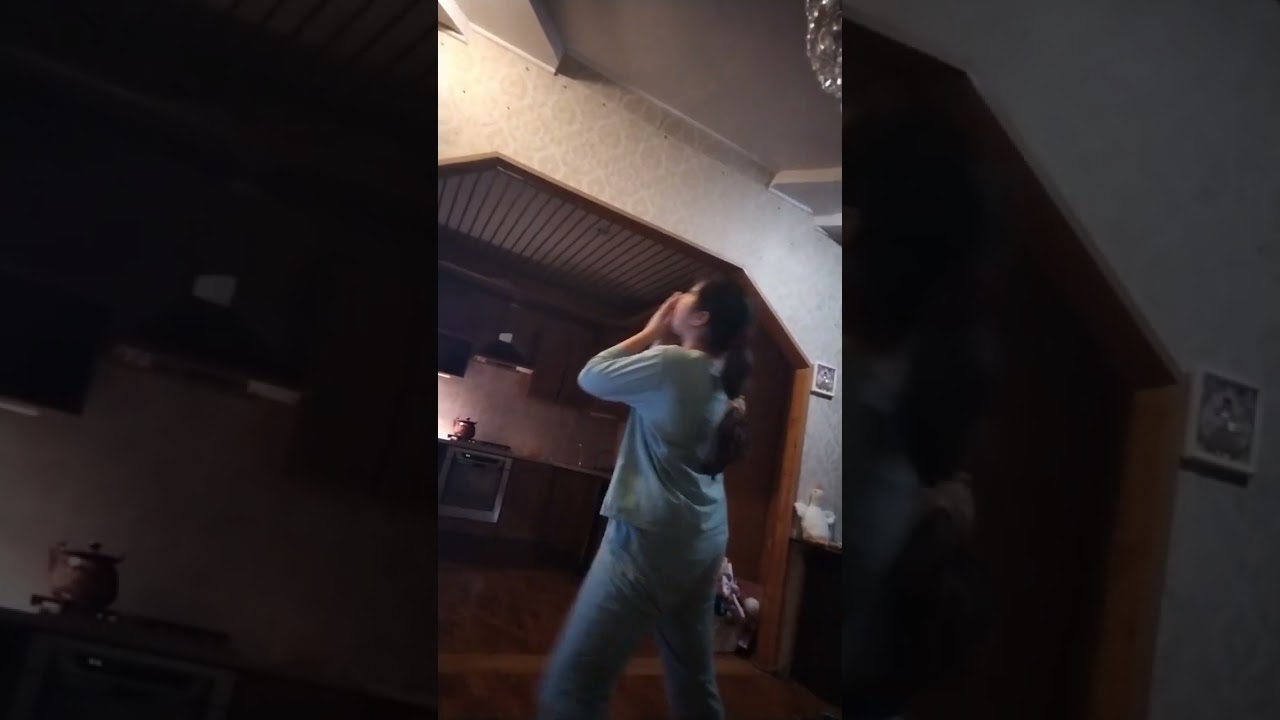 Шлёпа в кепке VS Шлёпа в очках. Битва за пельмени