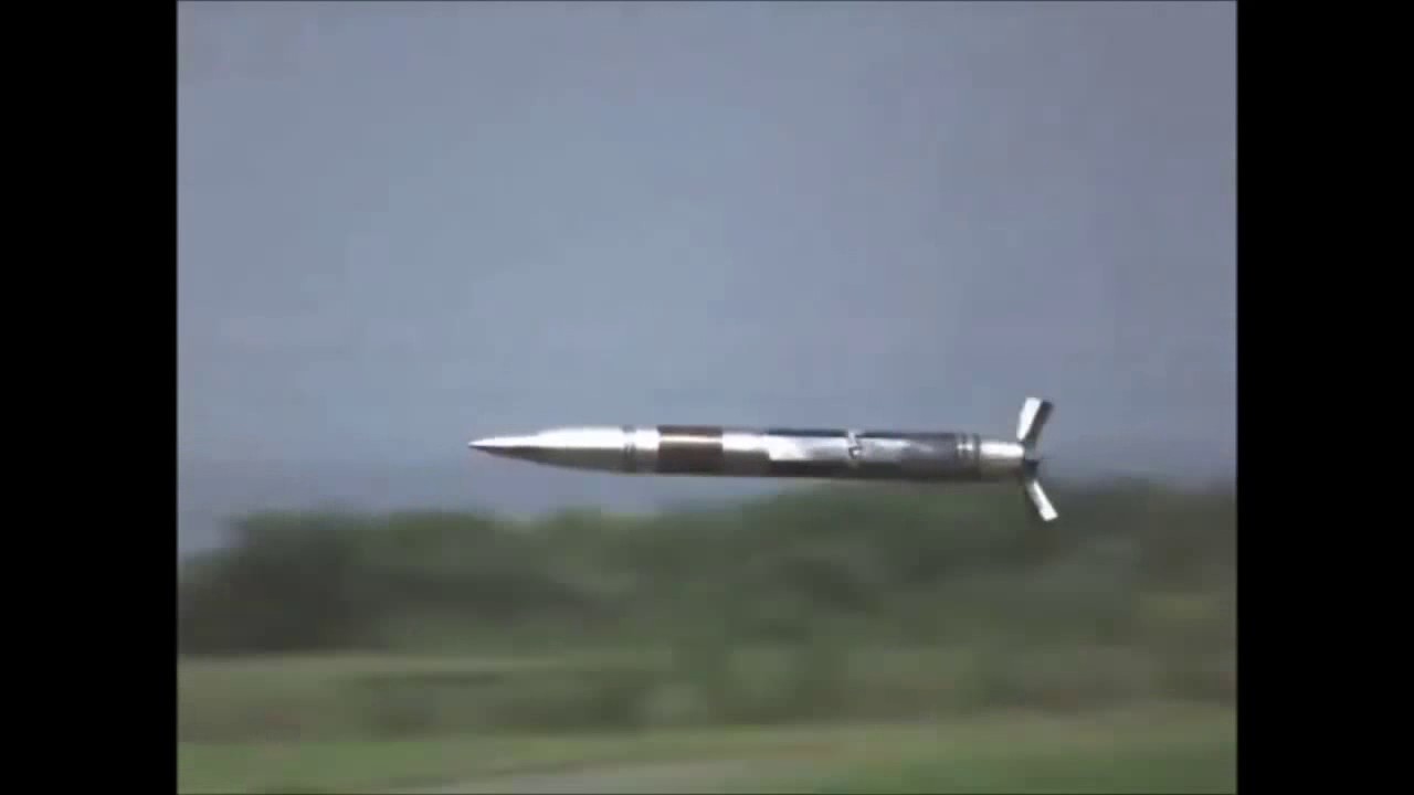 Выстрелы с танка в замедленной съемке.