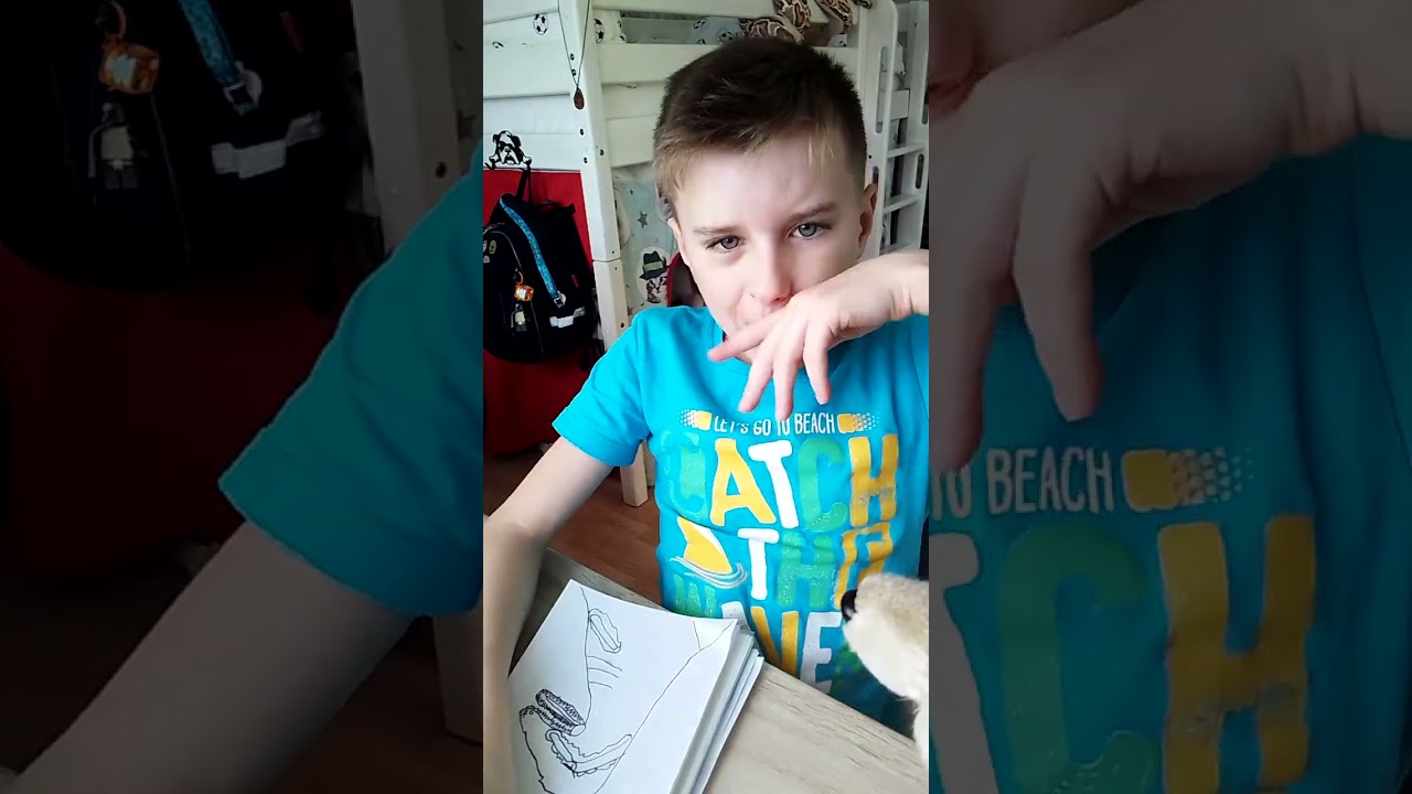 Рисуем Велоцераптора маркерами.