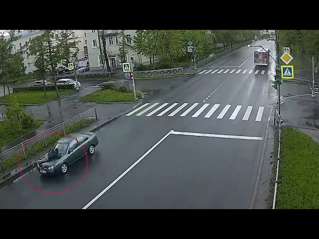Женщина поссорилась с мужем и 10 километров везла его на капоте