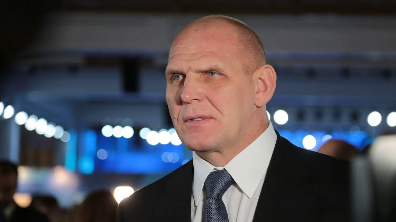 Александр Карелин прокомментировал скандальное видео с Дзюбой Это футболист? 