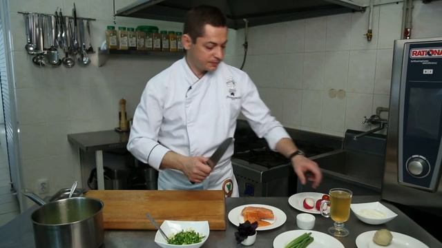 Окрошка на домашнем квасе с семгой освежающий рецепт