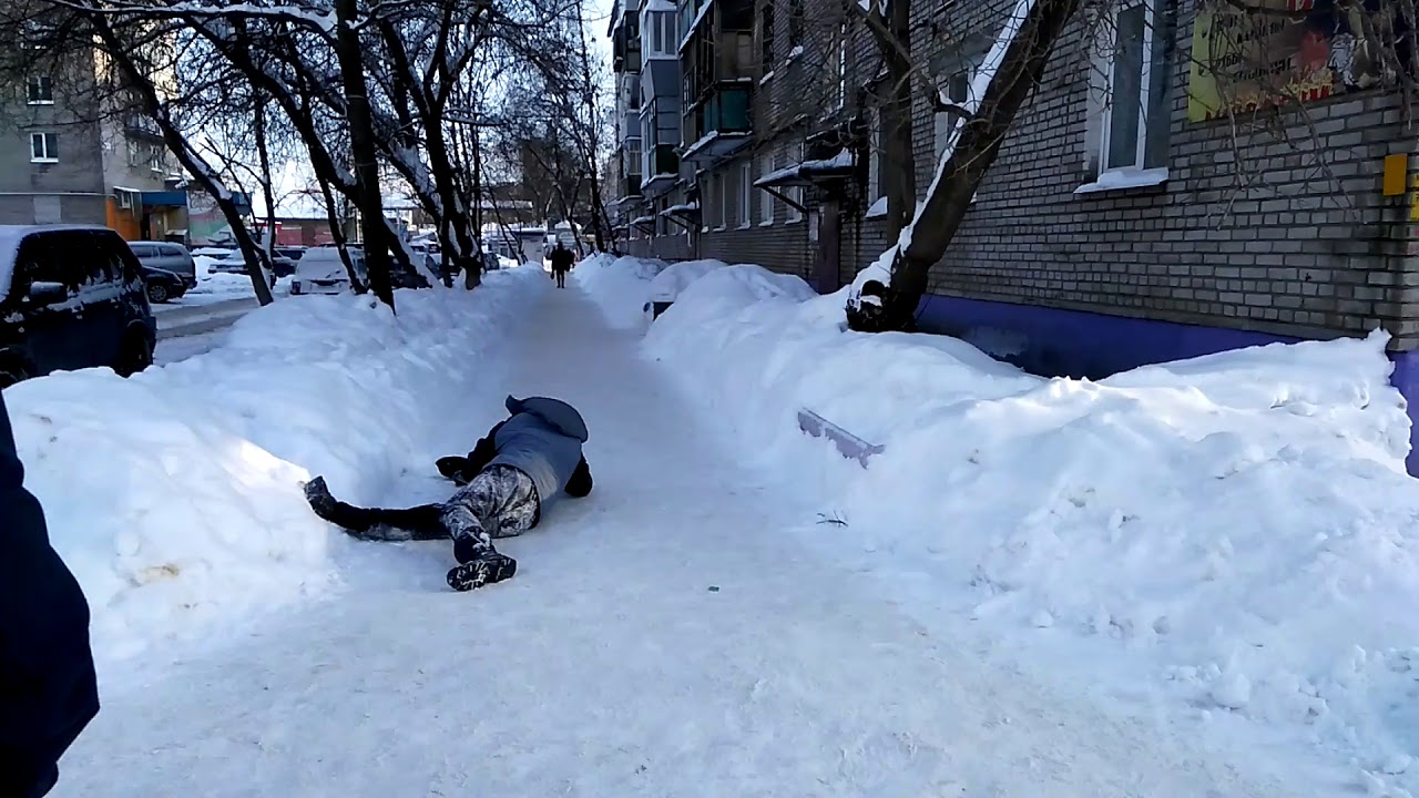 Бомж не может встать за пивом!