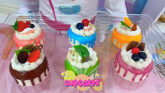 Настя играет в кафе с тортами