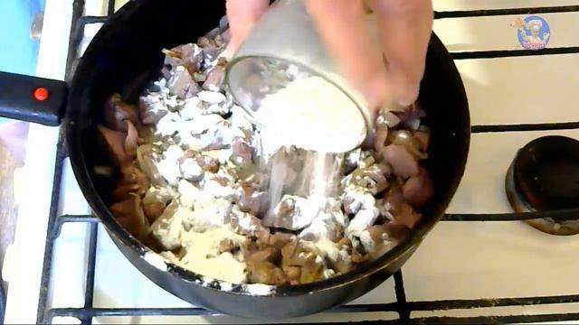 Куриная печень тушеная в сметане