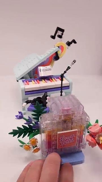 LEGO Creator Музыкальное украшение Пианино с кошкой 31392 против Цветочного украшения Флакон духов