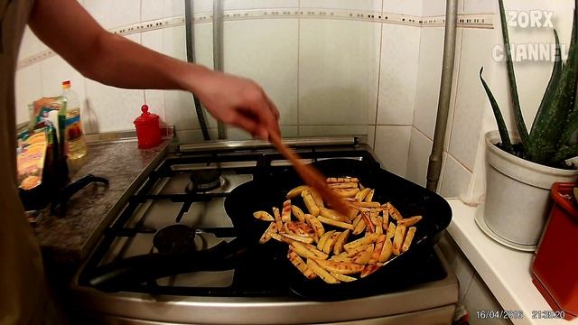 Картофель фри с чесноком и укропом