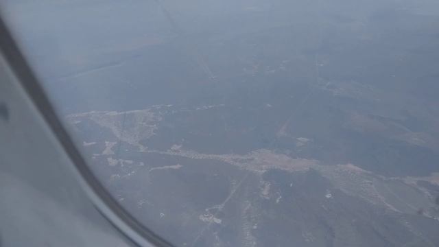 Встречный самолет слева по курсу эшелоном ниже в небе над Казахстаном. 18 июня 2023. S7. Airbus A320