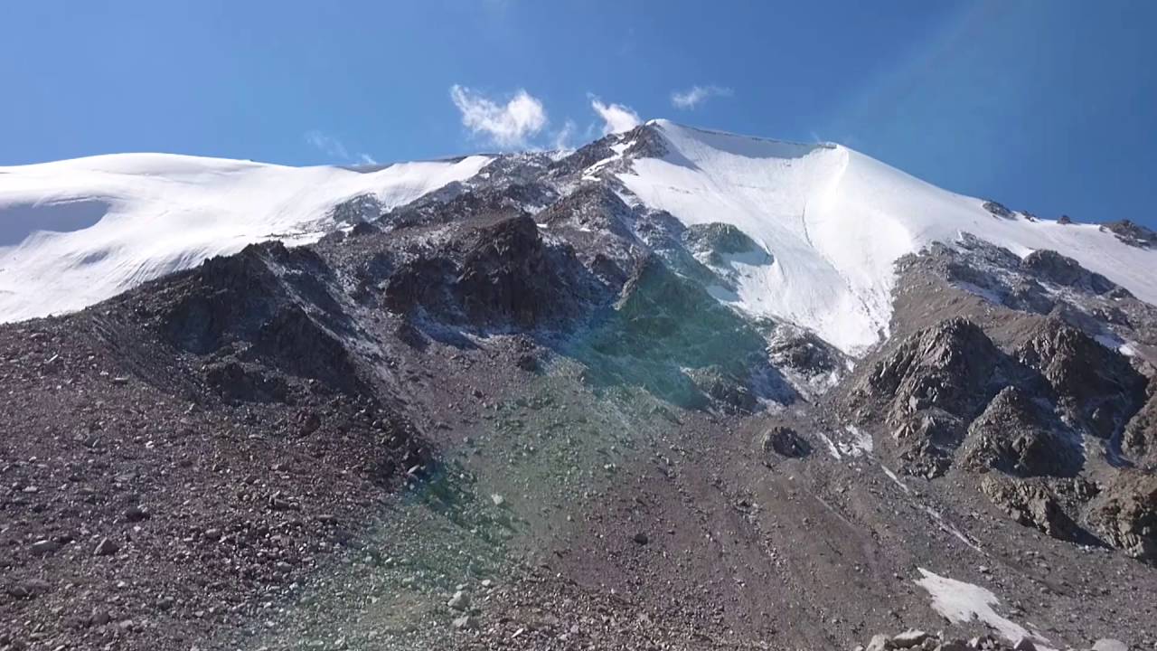 12.09.2016. Моренное озеро горы с пиком Карнизный