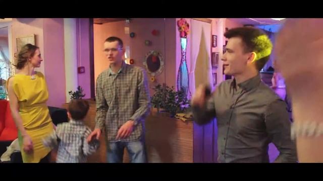 На свадьбе классно поет! Живой звук!!! Голос!