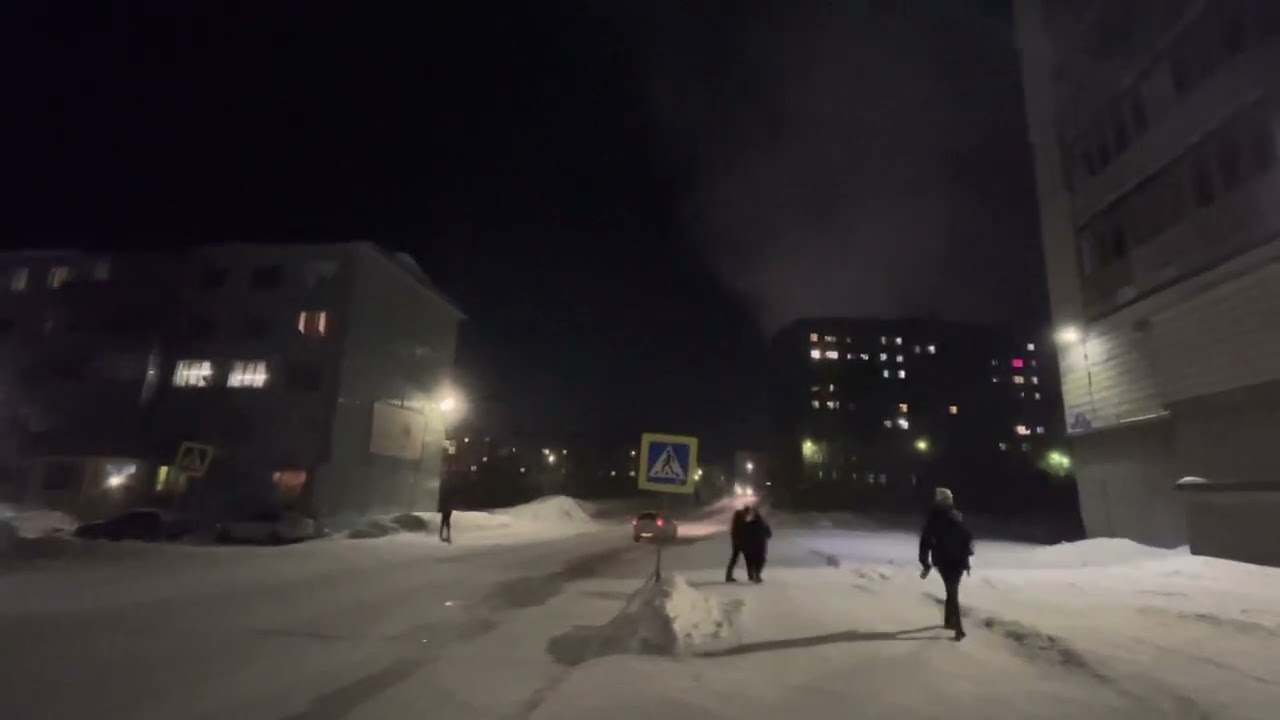 Воркута улица вечером в спальном районе