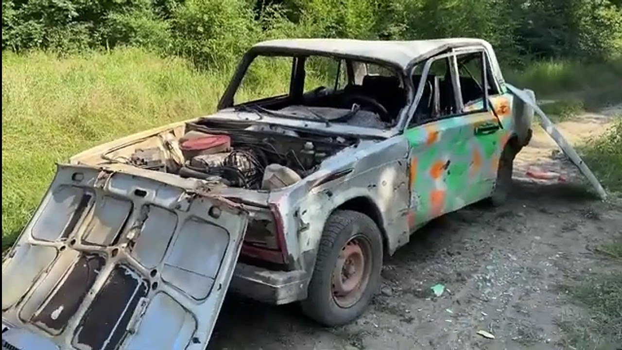 КЛОУН РАЗБИВАЕТ БАТИНУ МАШИНУ