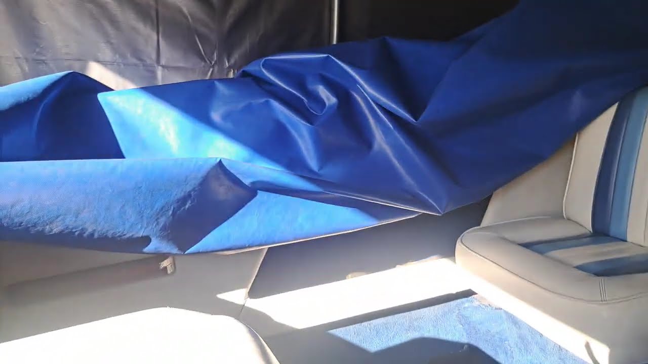 Кассетный магнитофон винтаж. На катере звук бомба.