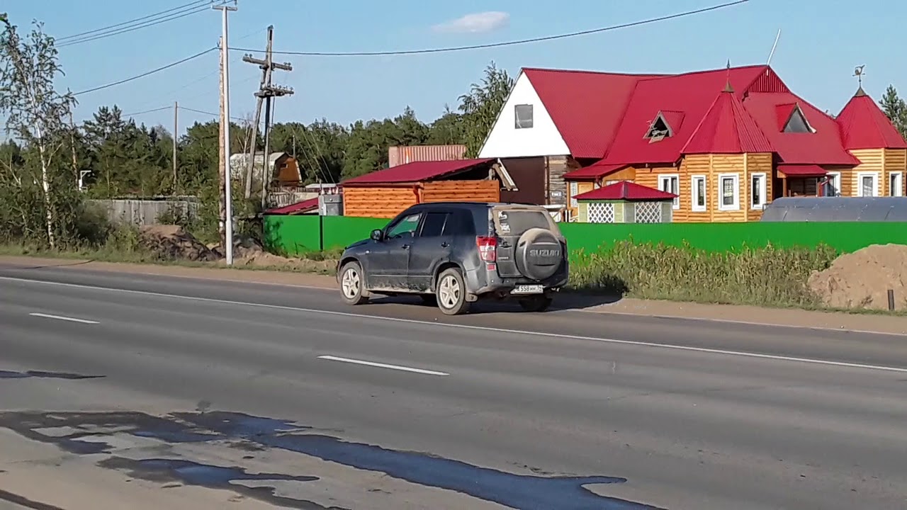 Автомобиль едет по асфальту