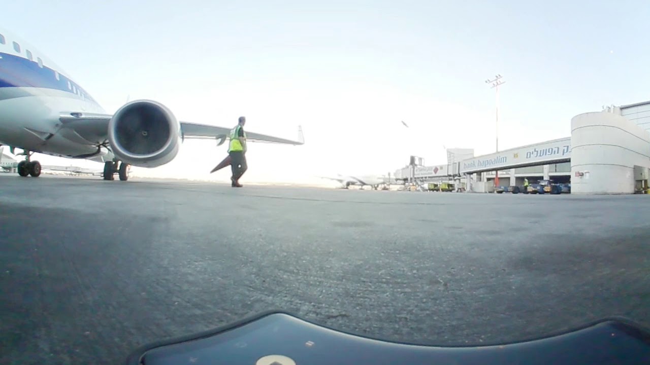 VR VIEW. BOEING 737 .360 VR. САМОЛЁТ БУКСИРОВКА ПЕРЕД ПОЛЁТОМ.