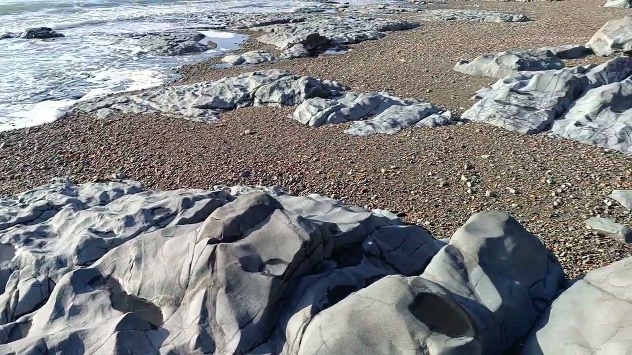 Космические голубые камни на берегу Татарского пролива.