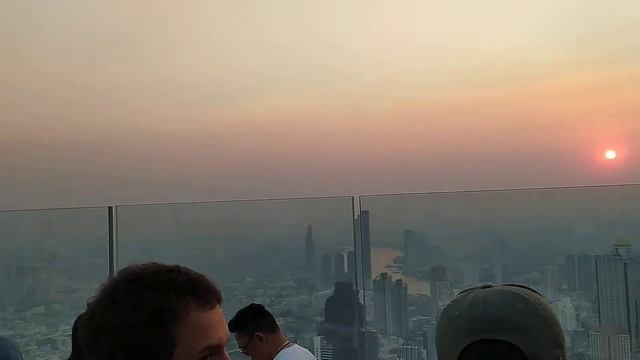 Прозрачный пол на высоте 77 этажа. Бангкок.МахаНакхон Тауэр.