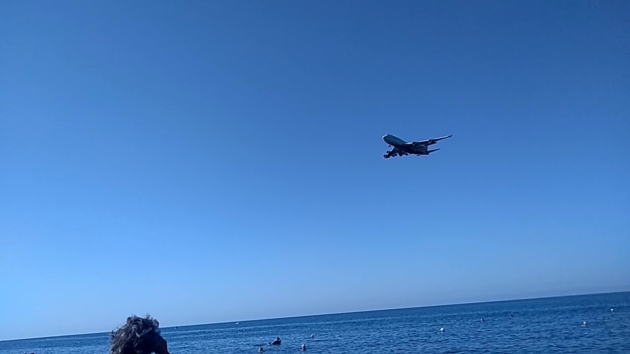 Самолёт над головой