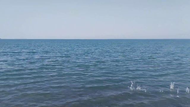 слышитекак шумит море?! .......