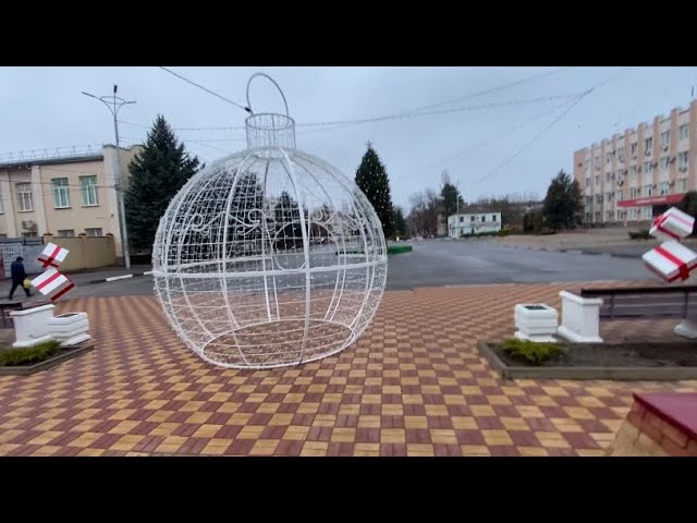 Обзор центра 24 декабря 2024 года. Установили новогоднюю ёлку на площади города Сальска !