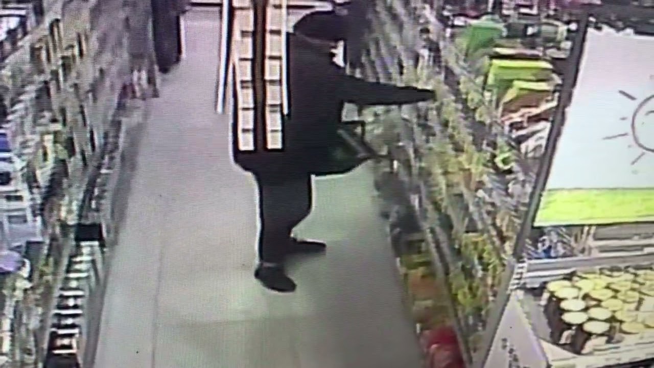 В перекрёстоке ворует большой таджик плитку шиковал
