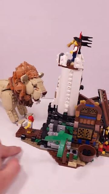 LEGO Creator Пиратский замок 31387 против Дикие животные: Величественный лев 31386