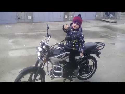 мальчик на мотоцикле