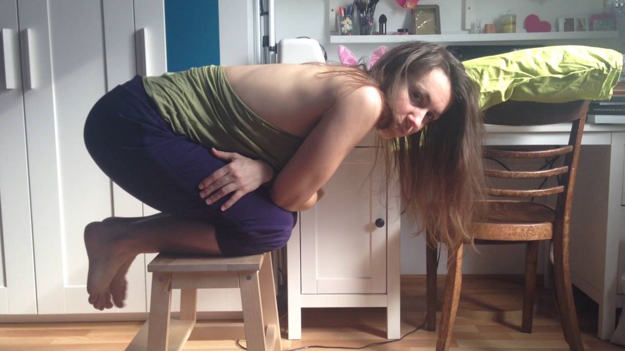 ДЕВУШКА НА ТАБУРЕТЕ // GIRL ON A STOOL