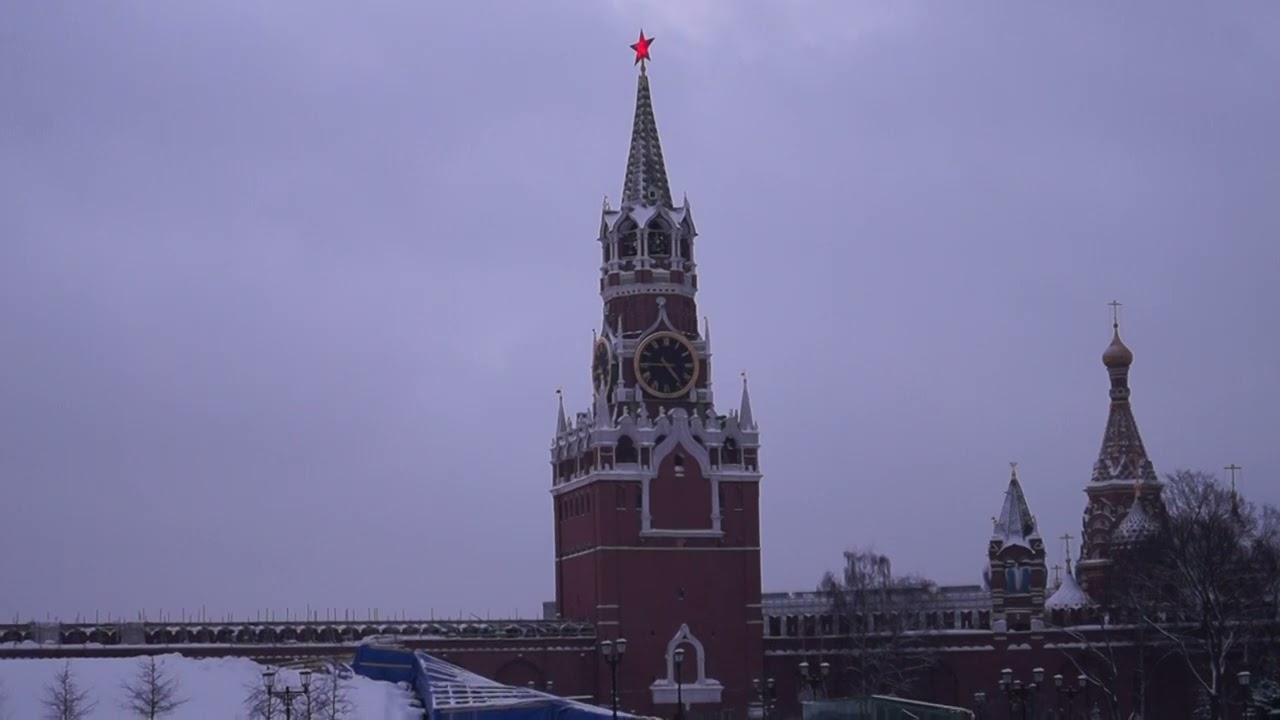 Бьют куранты! Вид на Успенский собор и Соборную площадь