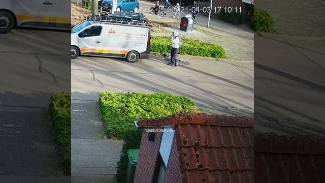 отвлекся в телефон на велосипеде