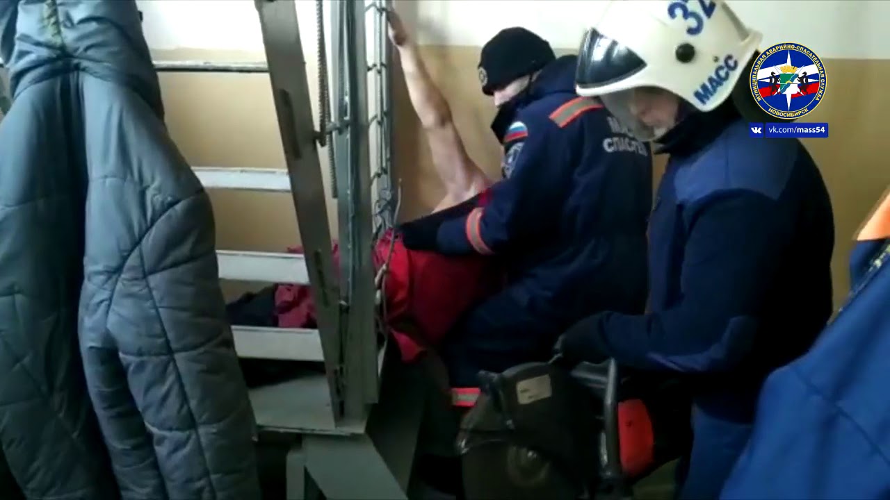 Мужчина хотел поспать на чердаке и застрял в решётке в Новосибирск